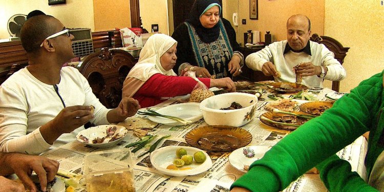 Egyptian families gather