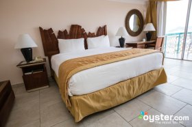 Die Premier Island see Zimmer verfügt über etwas veraltet Dekor-Elemente, wie Fliesenboden, eintönig Bett Läufer und klobig Teakmöbel